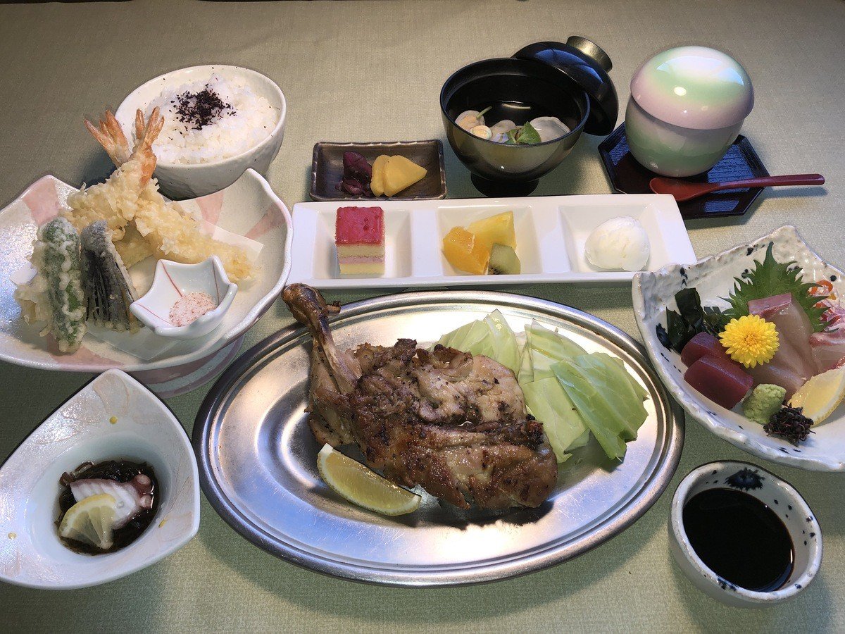 当館一押し！親orひな選べる骨付き鳥とお刺身御膳＜夕朝食＞